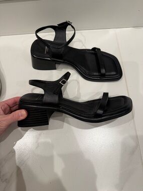 Vagabond Black Strappy Leather Sandal NWOT
